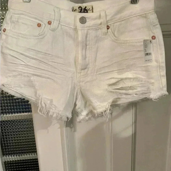 Free People Pants - Free People women’s white denim cut off shorts size 26 NEW with tags